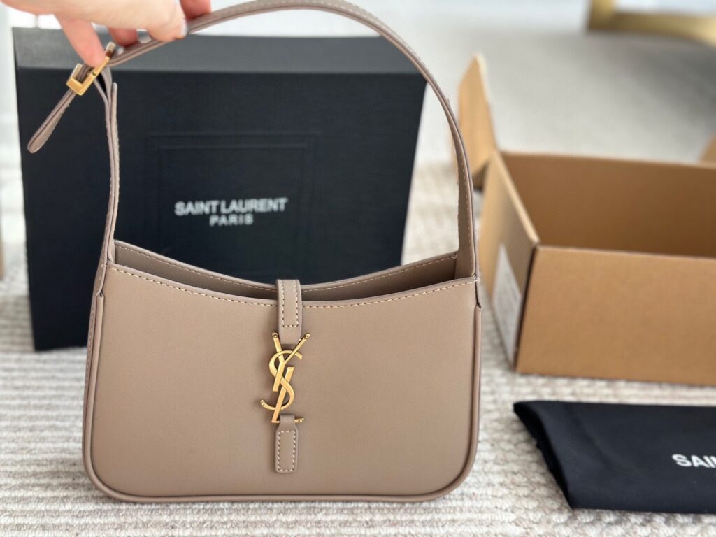 Gucci Vintage Grey Bag 25 cm editorial product context 2
