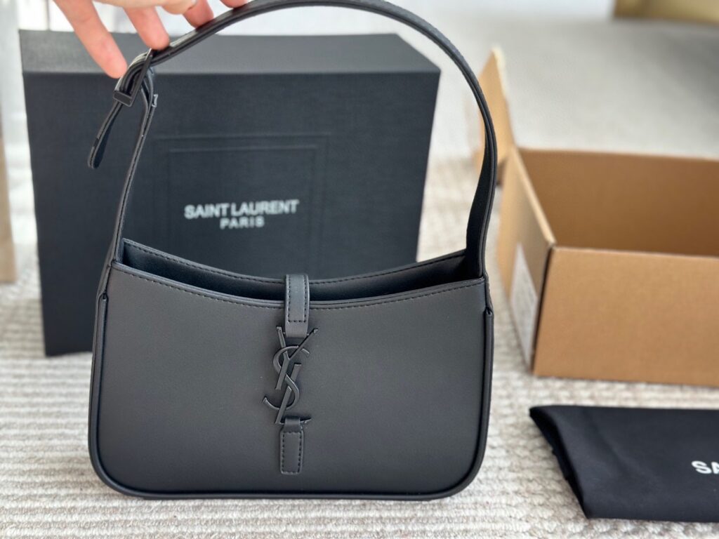 Gucci Vintage Grey Bag 25 cm editorial product context 3