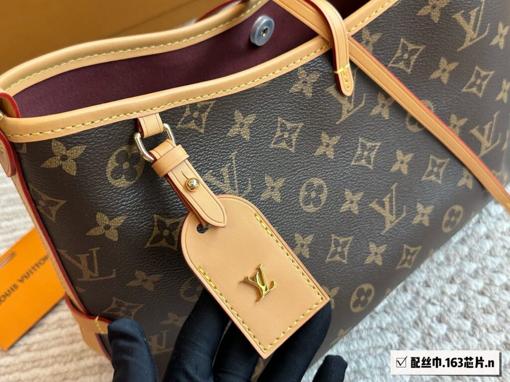 Louis Vuitton Carryall Iv V7 Neverfull Graceful Crossbody Bag 30 cm editorial product context 2