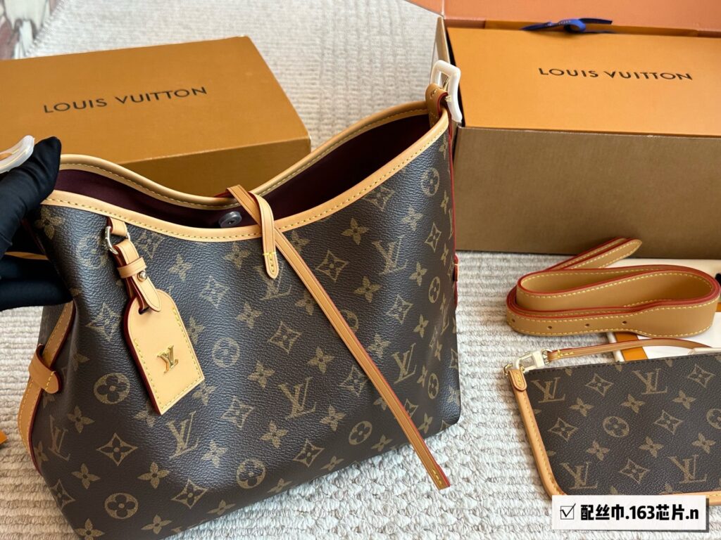 Louis Vuitton Carryall Iv V7 Neverfull Graceful Crossbody Bag 30 cm editorial product context 1