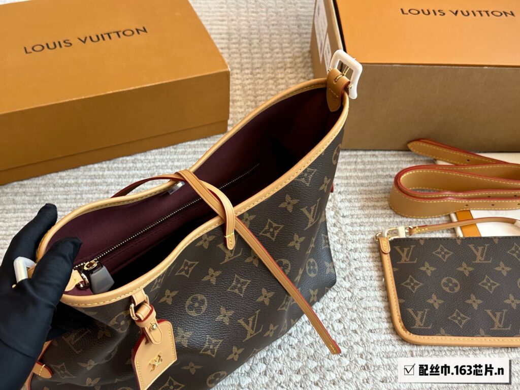 Louis Vuitton Carryall Iv V7 Neverfull Graceful Crossbody Bag 30 cm editorial product context 3