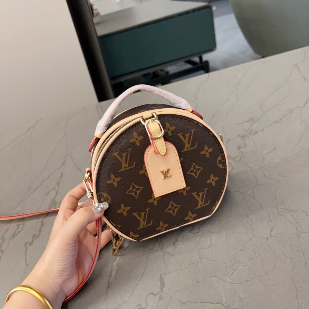 Louis Vuitton Top Wallet editorial product context 2