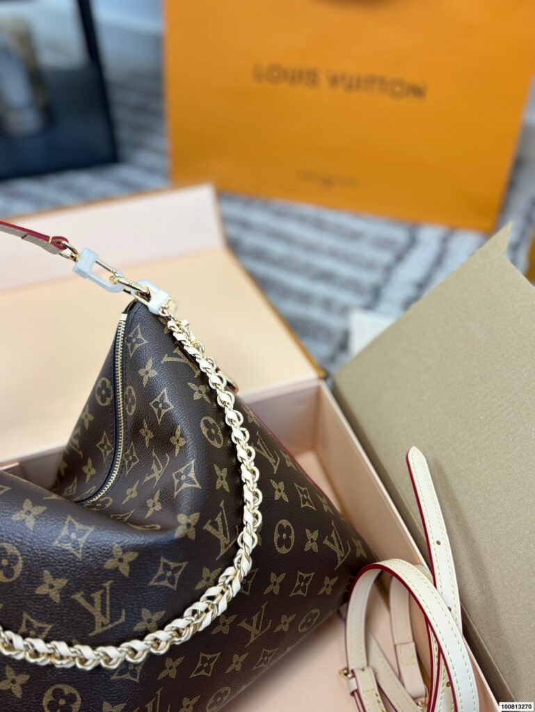 Louis Vuitton Multipass 28 Bag 26 cm editorial product context 2