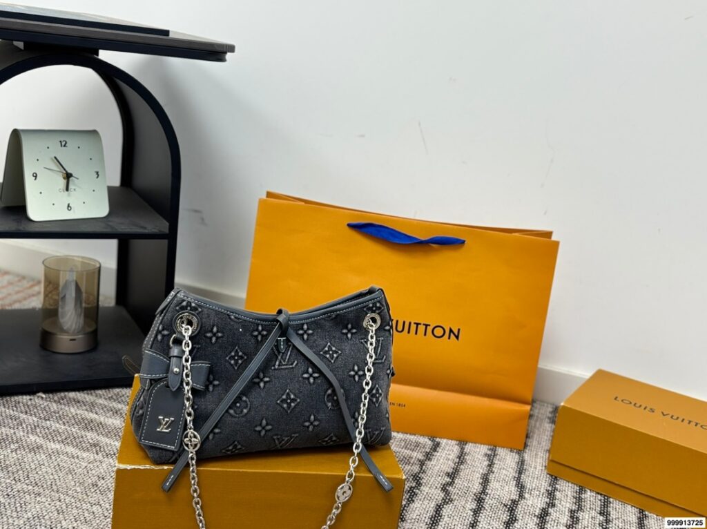 Louis Vuitton Carryall Iv V7 Neverfull Graceful Crossbody Bag 27 x 10 x 17 cm editorial product context 1