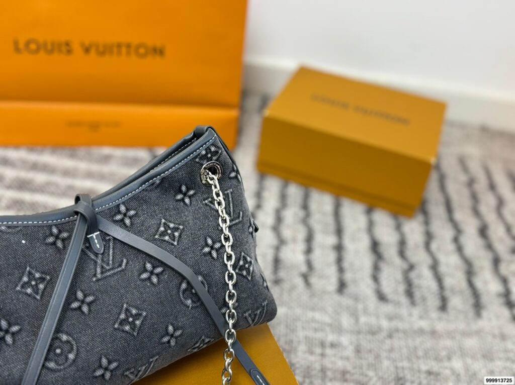 Louis Vuitton Carryall Iv V7 Neverfull Graceful Crossbody Bag 27 x 10 x 17 cm editorial product context 2