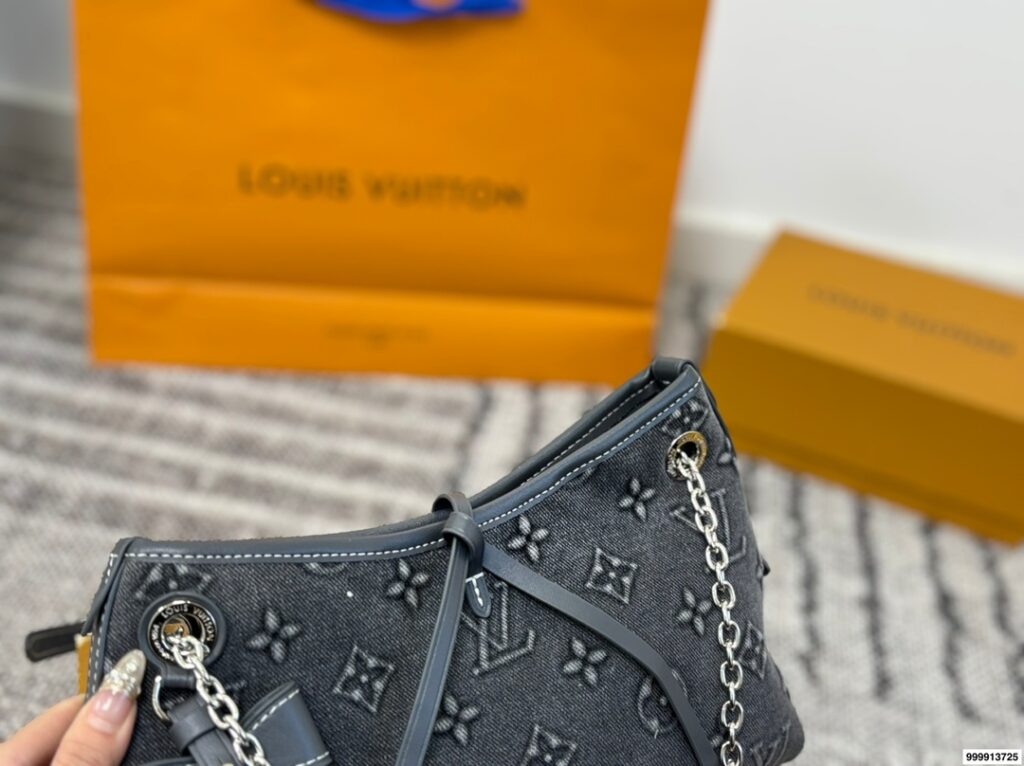 Louis Vuitton Carryall Iv V7 Neverfull Graceful Crossbody Bag 27 x 10 x 17 cm editorial product context 3