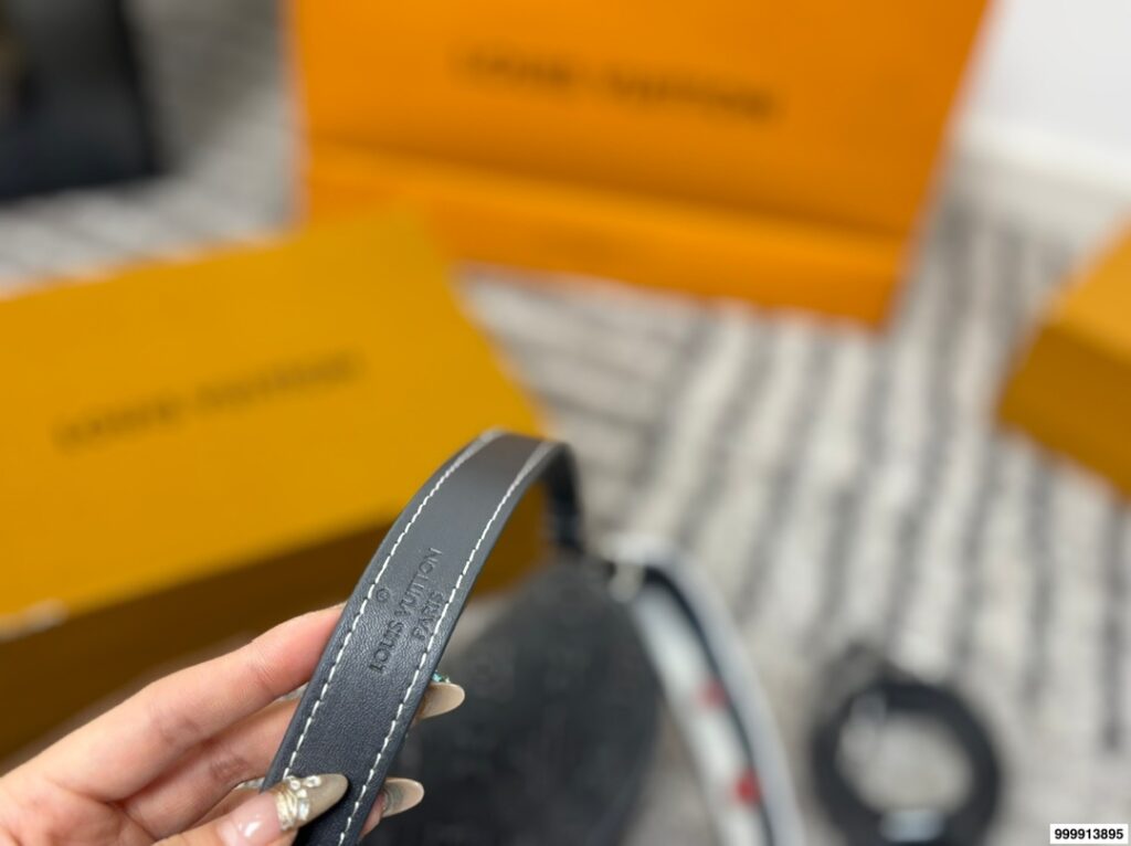 Louis Vuitton Lv Diane Handbag editorial product context 3