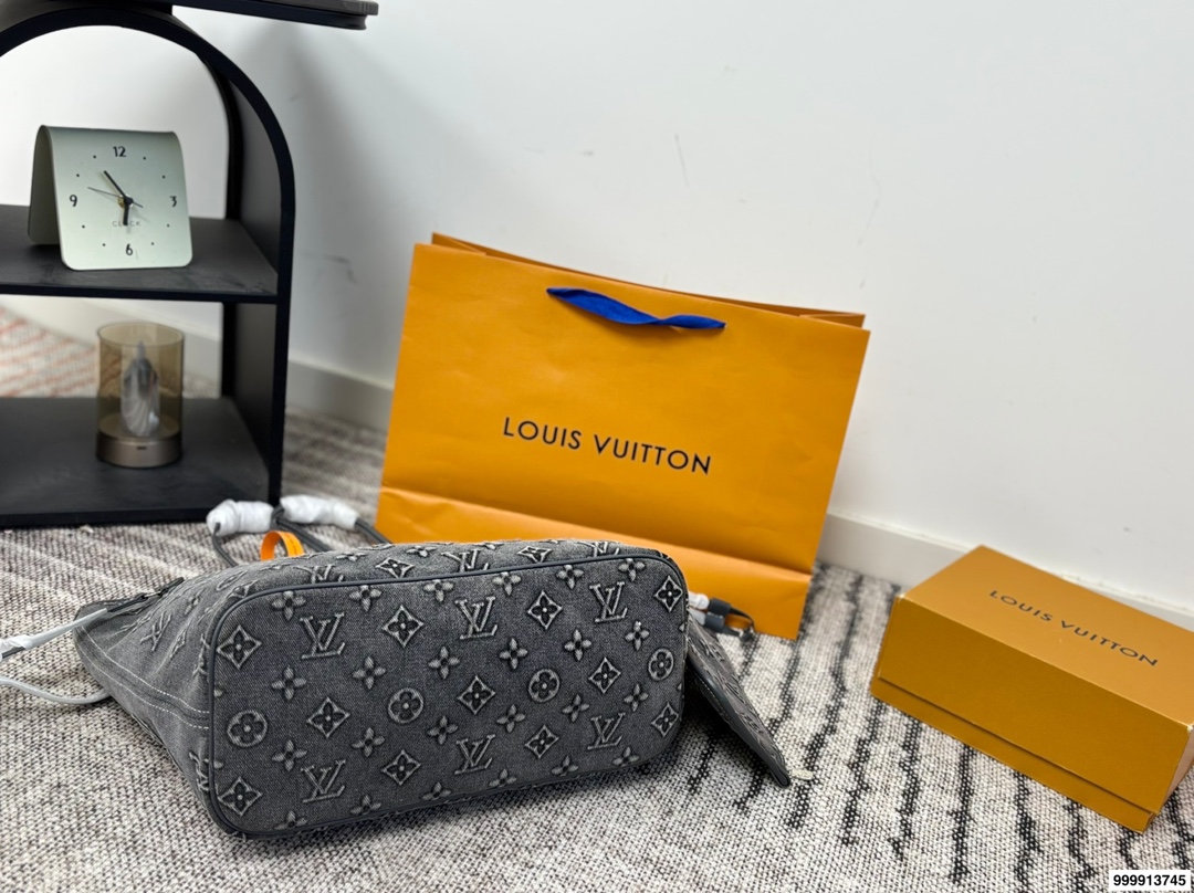 Louis Vuitton p180 Loop 30 33 Tote Bag