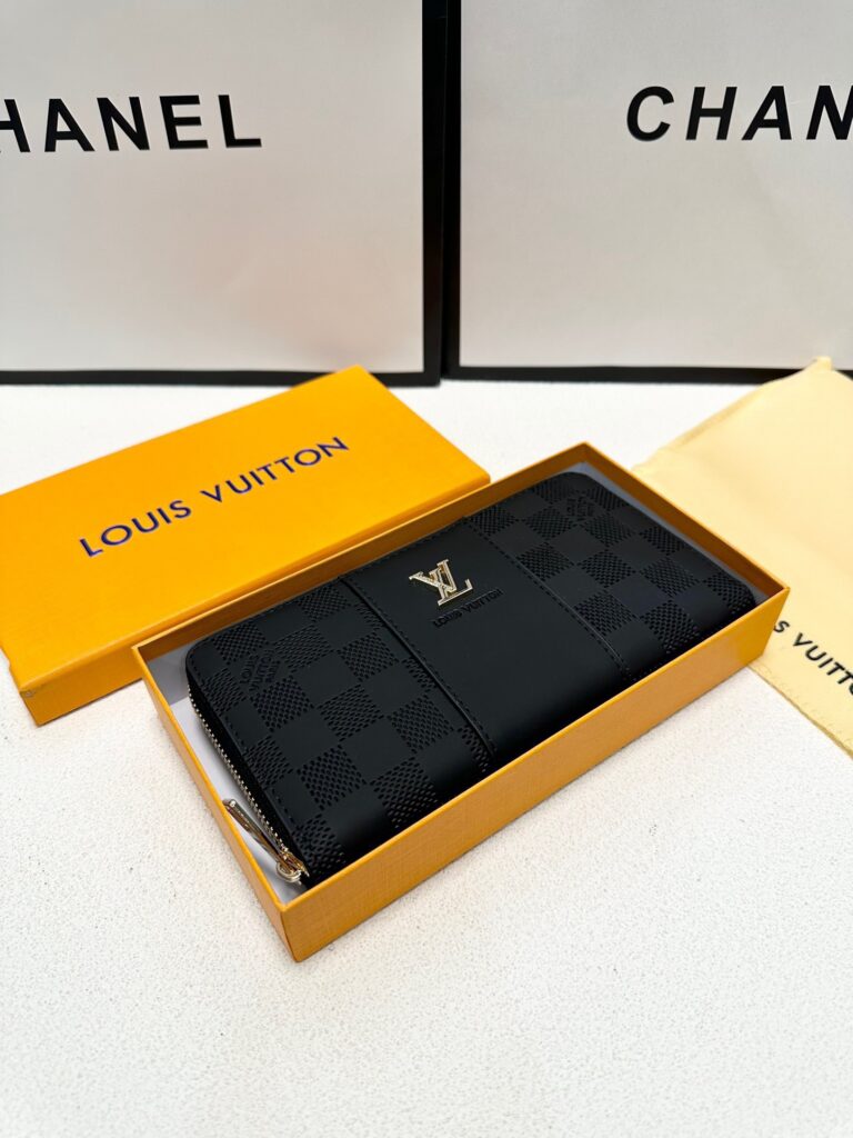 Louis Vuitton Black Leather Clutch 20 x 10 cm editorial product context 1