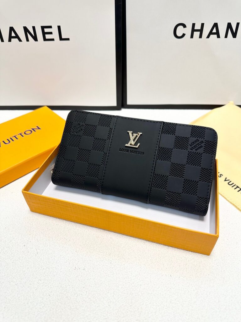 Louis Vuitton Black Leather Clutch 20 x 10 cm editorial product context 3