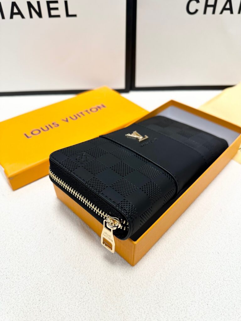 Louis Vuitton Black Leather Clutch 20 x 10 cm editorial product context 2