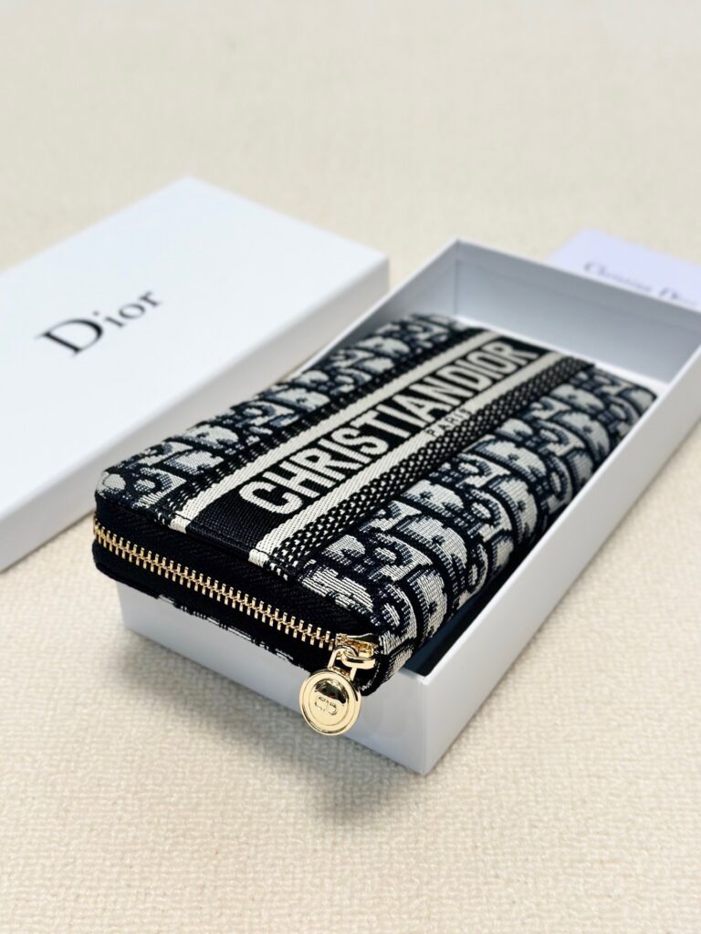 Dior Black Clutch 19 x 10 cm editorial product context 2