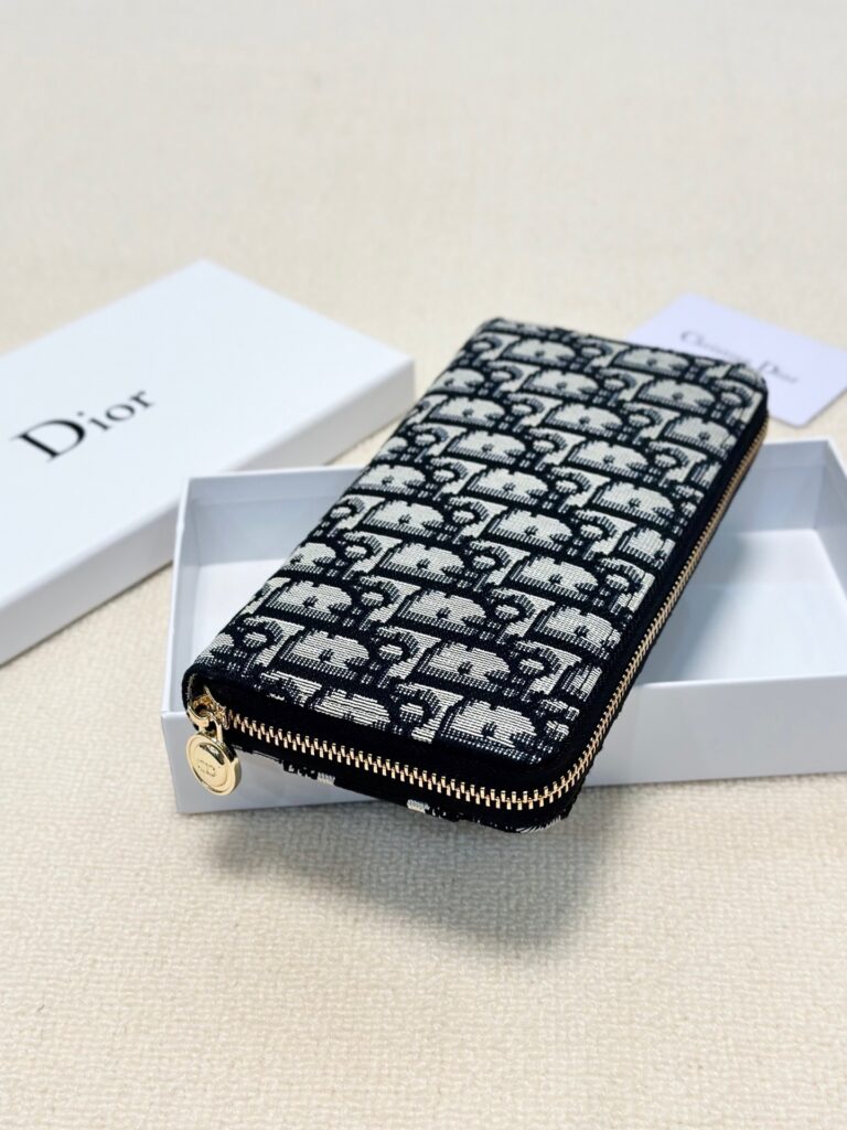 Dior Black Clutch 19 x 10 cm editorial product context 3