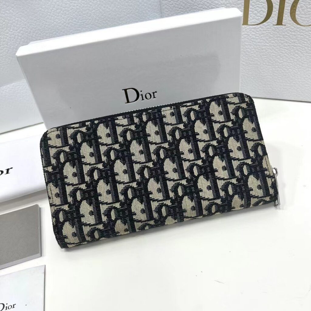 Dior Oblique Plus Black Leather Wallet 5 x 3 cm editorial product context 3