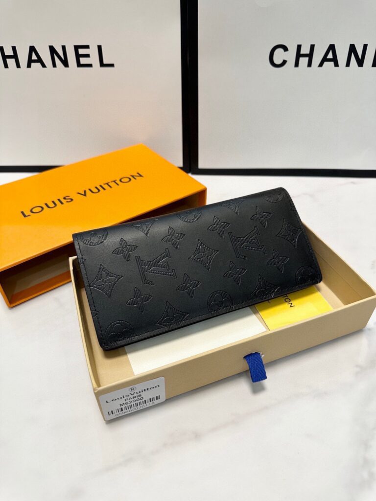 Louis Vuitton Black Leather Bag 19 x 10 cm editorial product context 1
