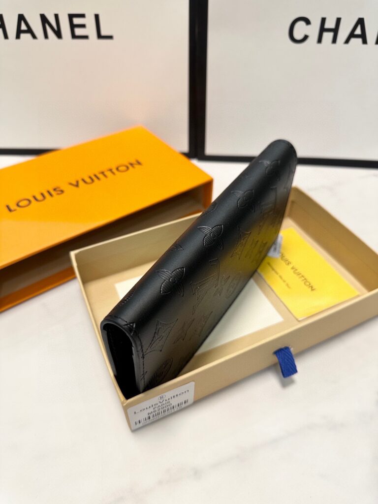 Louis Vuitton Black Leather Bag 19 x 10 cm editorial product context 3