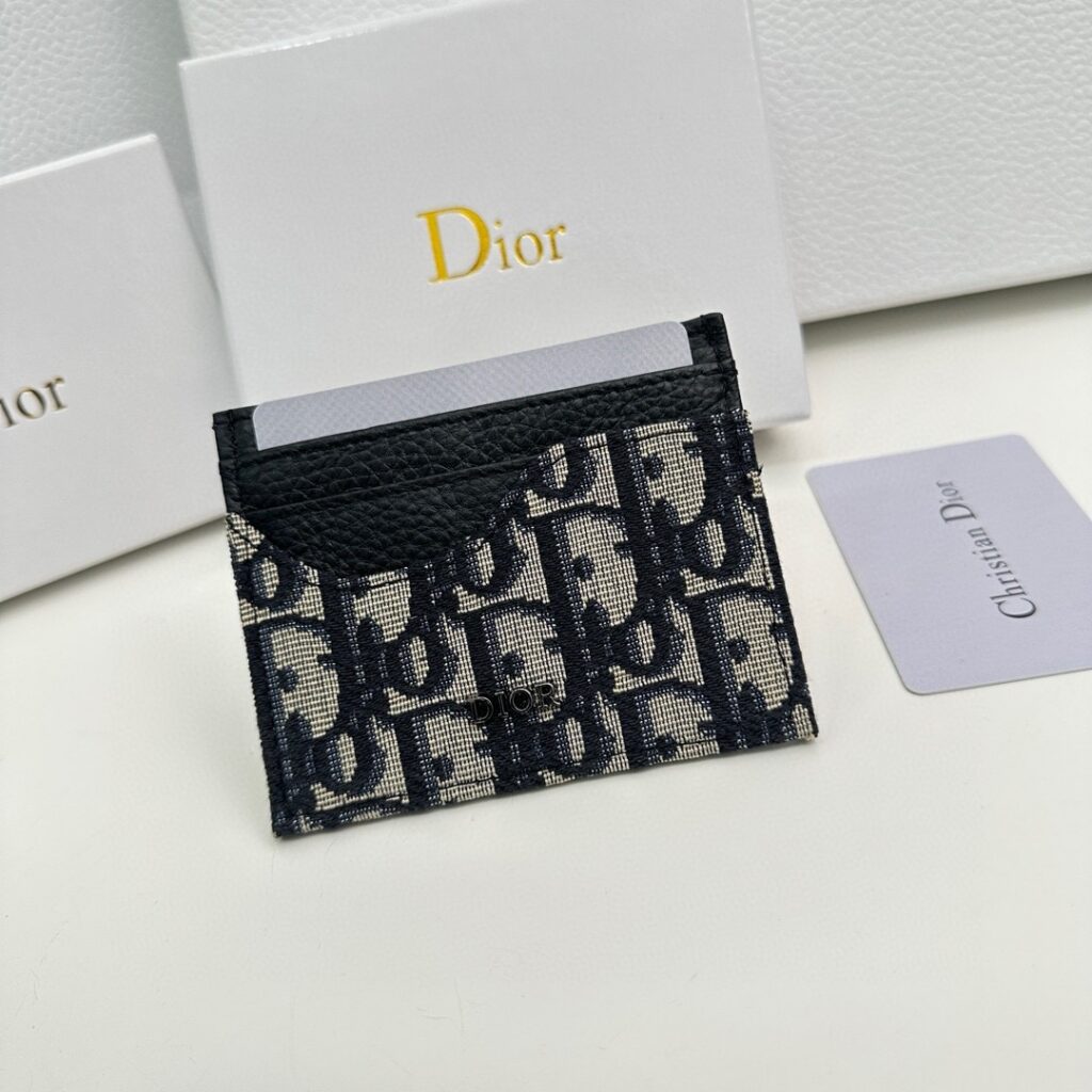 Dior P55 D18 X7 10 Bag 10 x 7.5 cm editorial product context 1