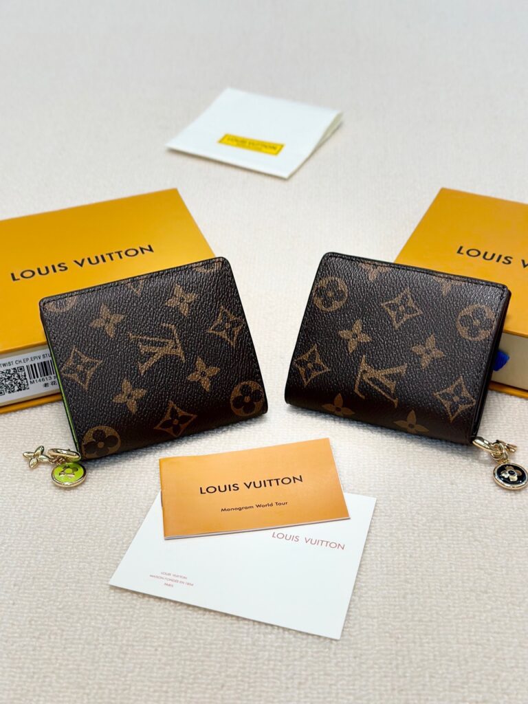 Louis Vuitton 11 Mportefeuille Lisa Monogram Canvas Wallet 5 x 9 cm editorial product context 3