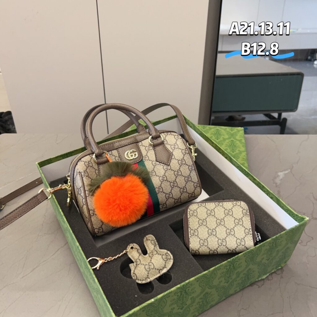 Gucci Top Wallet editorial product context 1