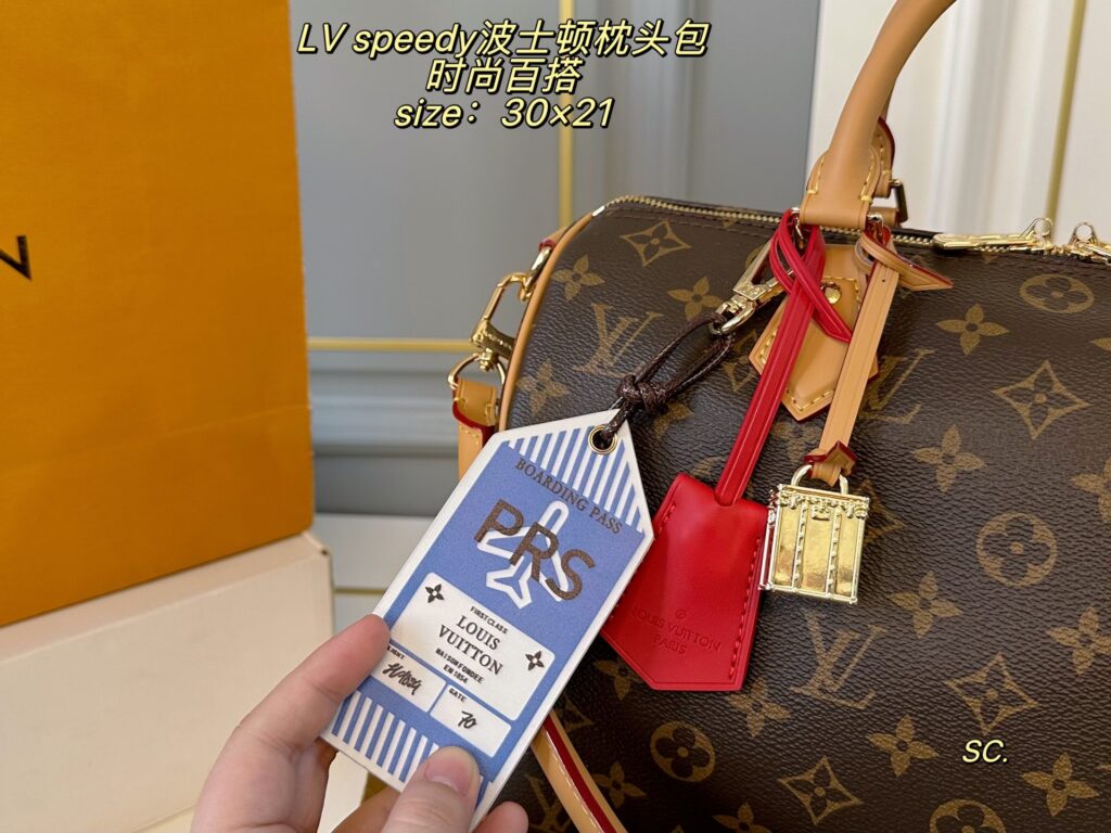 Louis Vuitton Speedy Bag 30 x 21 cm editorial product context 3