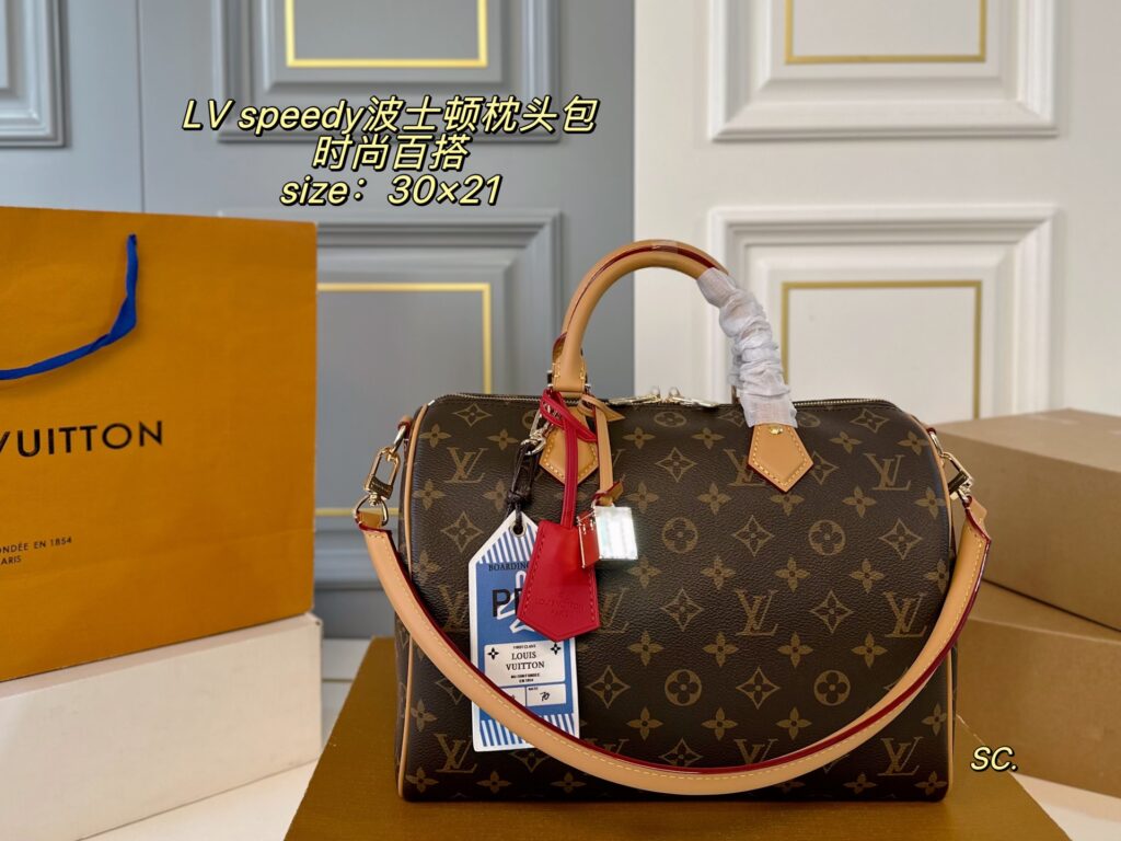 Louis Vuitton Speedy Bag 30 x 21 cm editorial product context 1