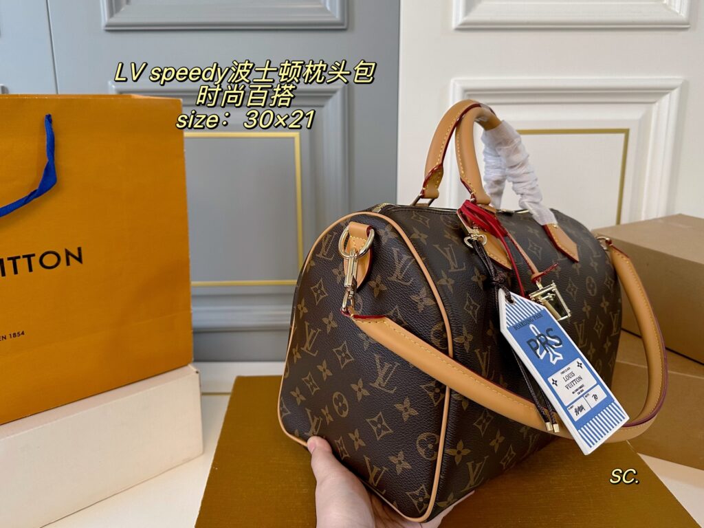 Louis Vuitton Speedy Bag 30 x 21 cm editorial product context 2