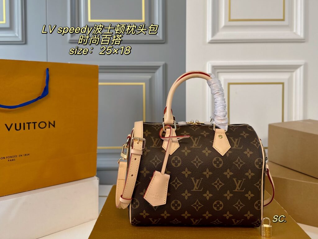 Louis Vuitton Speedy Bag 25 x 18 cm editorial product context 1