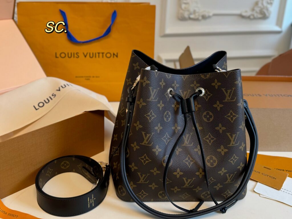 Louis Vuitton Neonoe Bucket Bag 26 x 25 cm editorial product context 2
