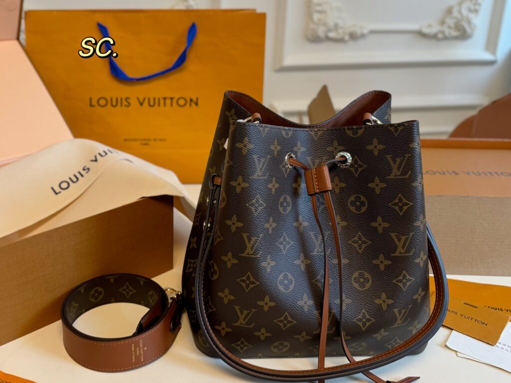 Louis Vuitton Neonoe Bucket Bag 26 x 25 cm editorial product context 3