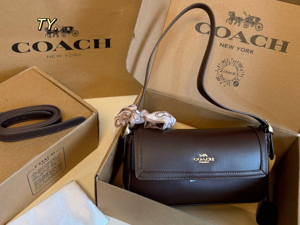 Coach Etta Bag 25 x 14 cm editorial product context 2