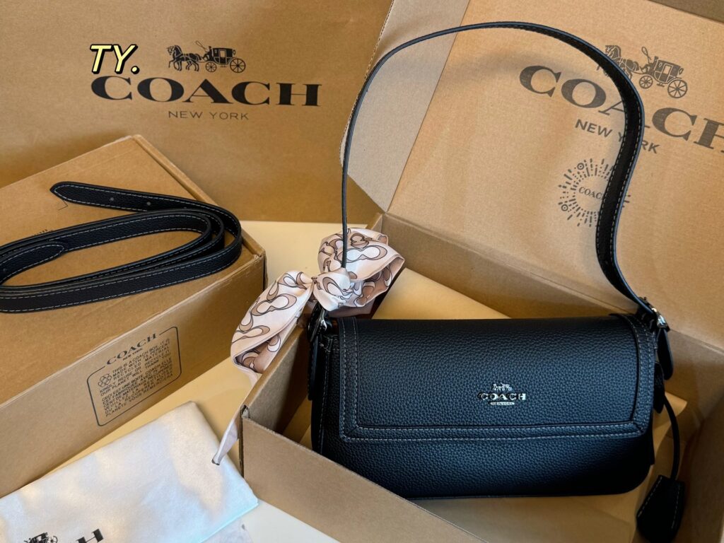 Coach Etta Bag 25 x 14 cm editorial product context 1