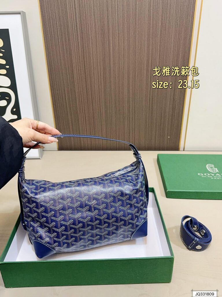 Designer 110 23 15 Bag 23 x 15 cm editorial product context 2