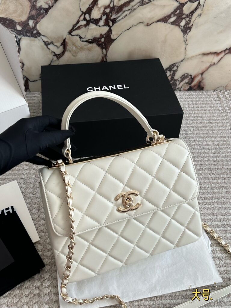 Designer 25 Trendy Cc Small Black Bag 20 x 15 cm editorial product context 2