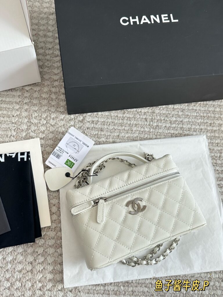 Chanel Ip Lp24 Leather Bag 19 cm editorial product context 1