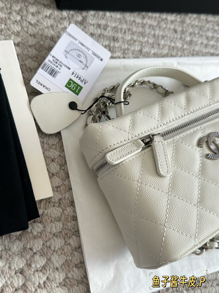Chanel Ip Lp24 Leather Bag 19 cm editorial product context 2