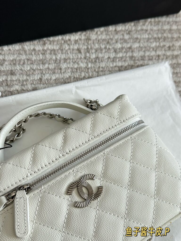 Chanel Ip Lp24 Leather Bag 19 cm editorial product context 3