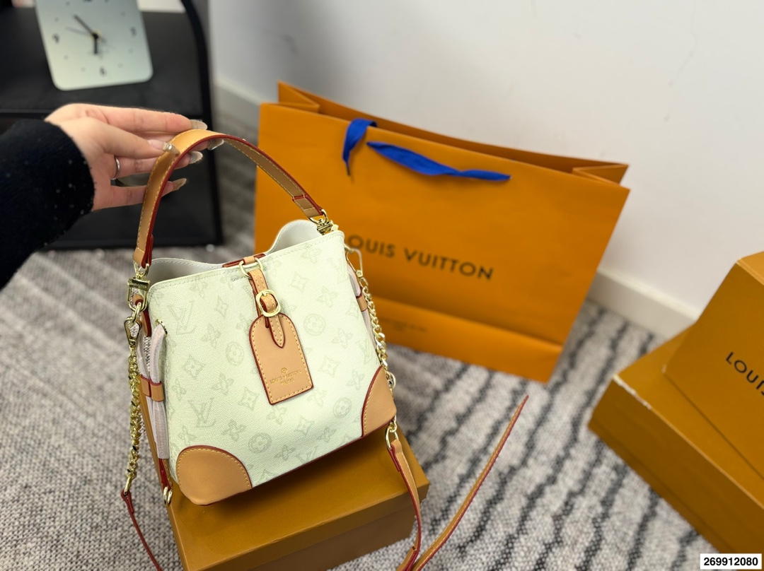Louis Vuitton p105 logo 21 20 Clutch