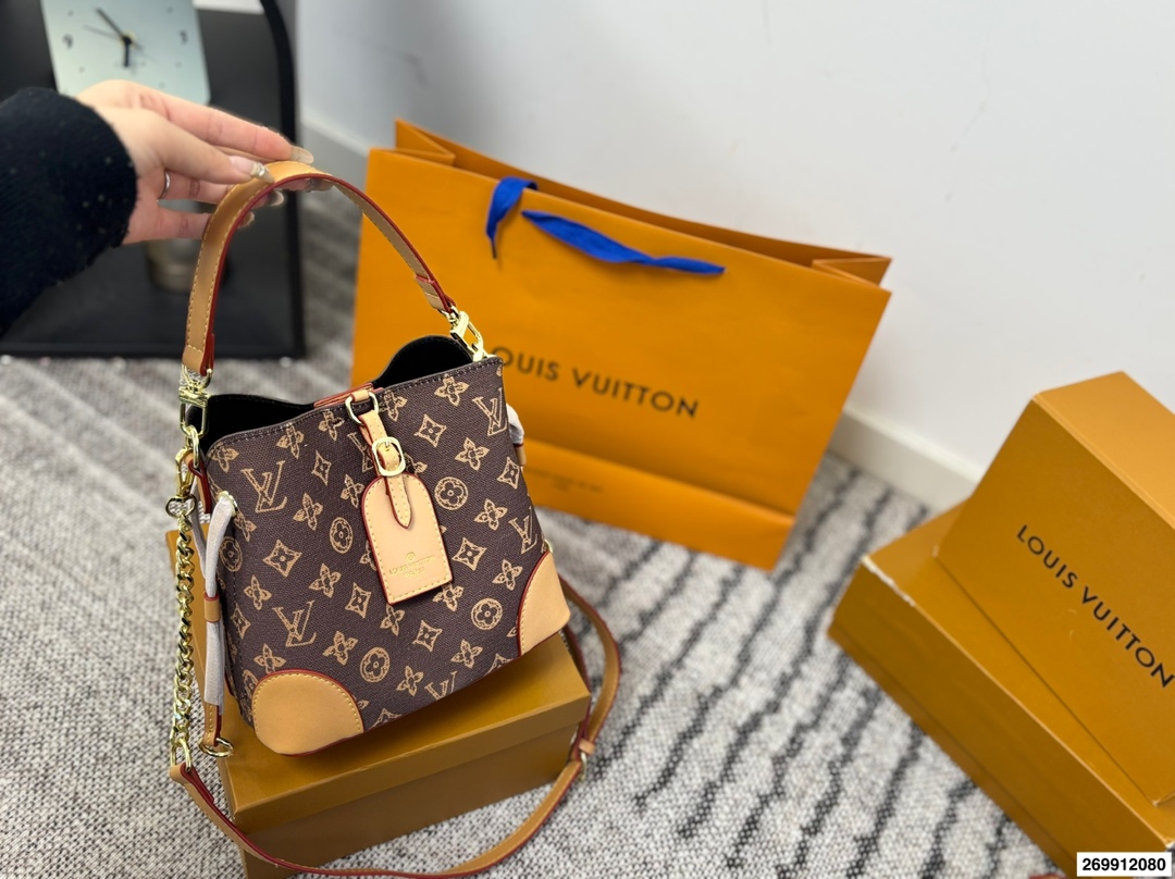 Louis Vuitton p105 logo 21 20 Clutch
