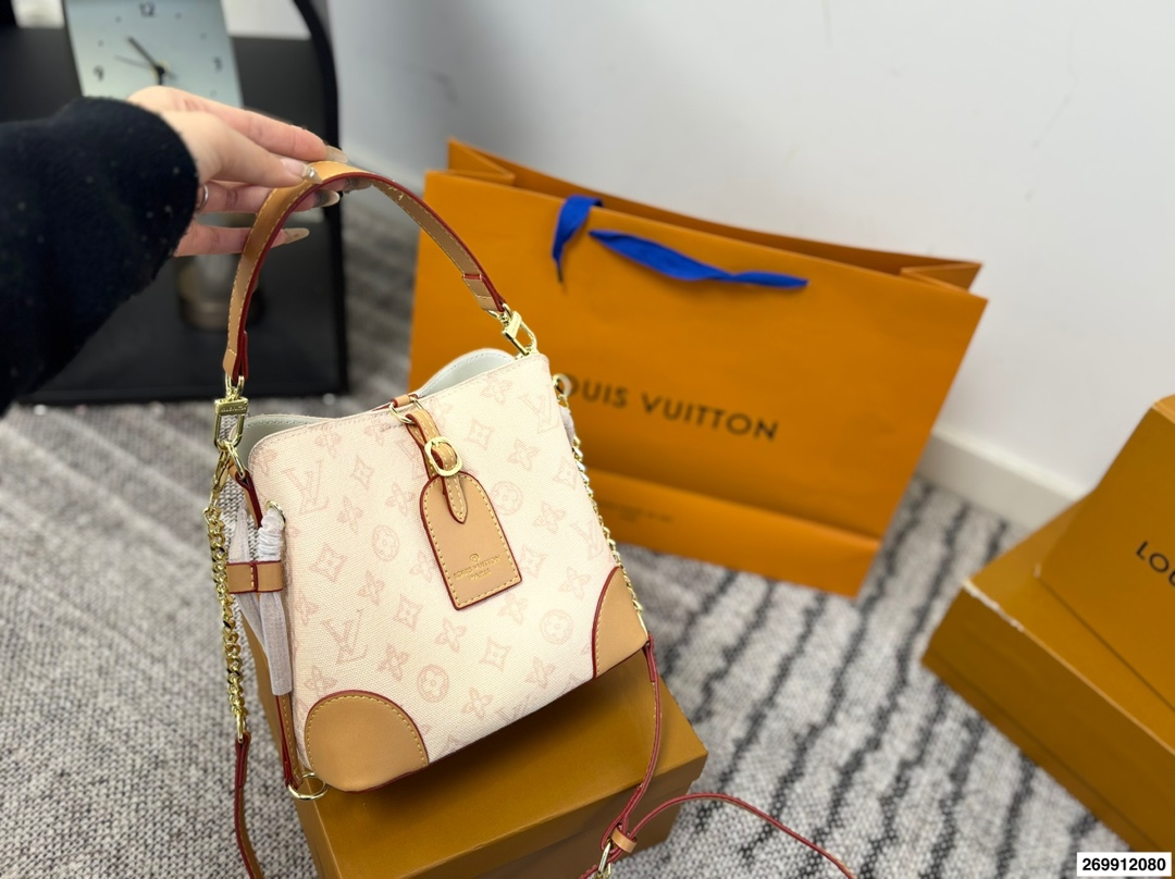 Louis Vuitton p105 logo 21 20 Clutch