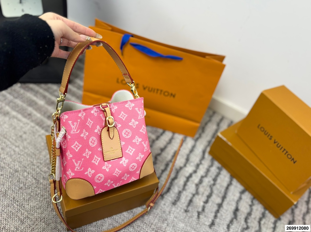 Louis Vuitton p105 logo 21 20 Clutch