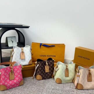 Louis Vuitton p105 logo 21 20 Clutch