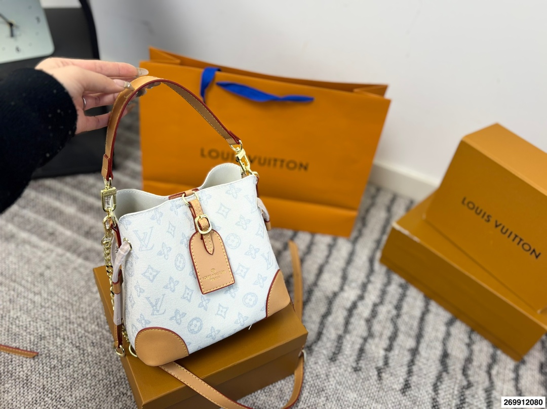 Louis Vuitton p105 logo 21 20 Clutch