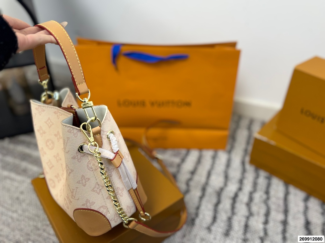Louis Vuitton p105 logo 21 20 Clutch