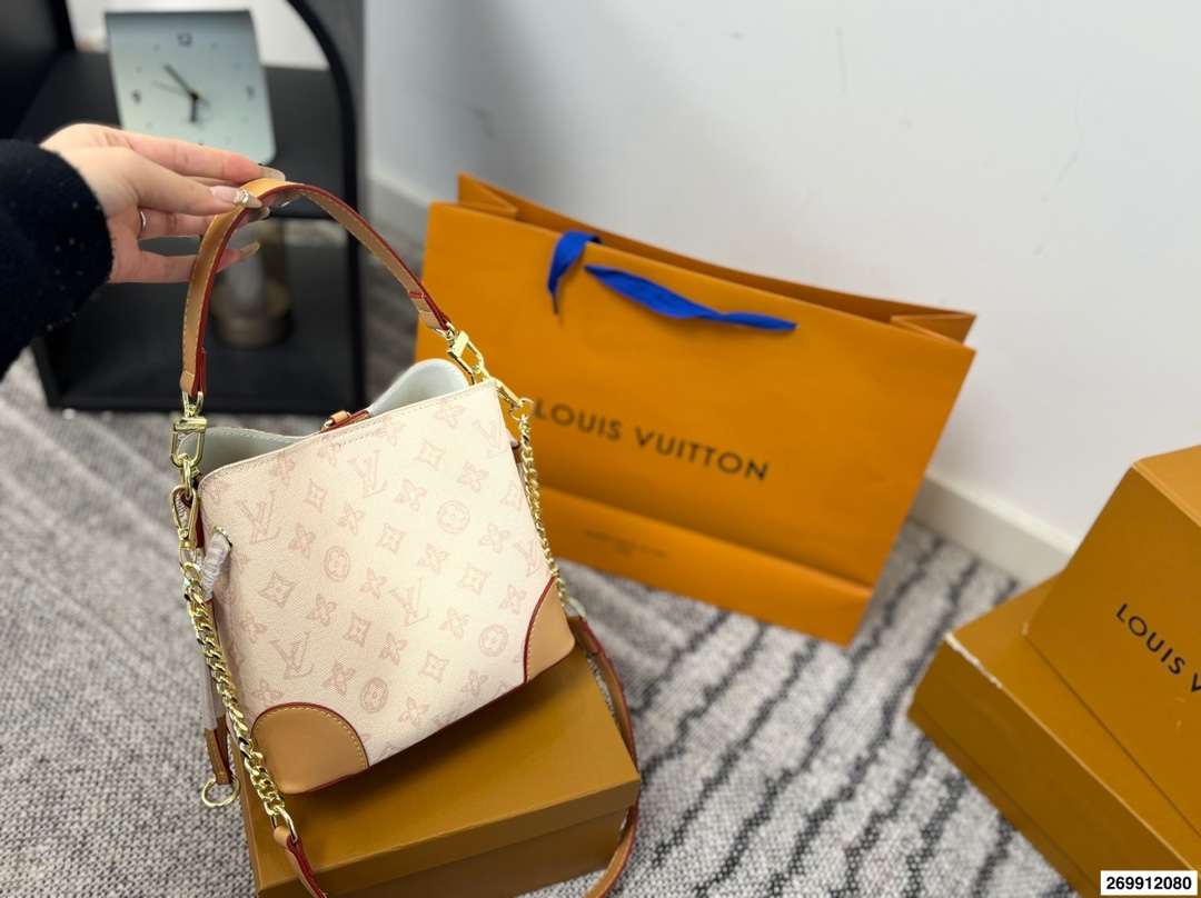 Louis Vuitton p105 logo 21 20 Clutch
