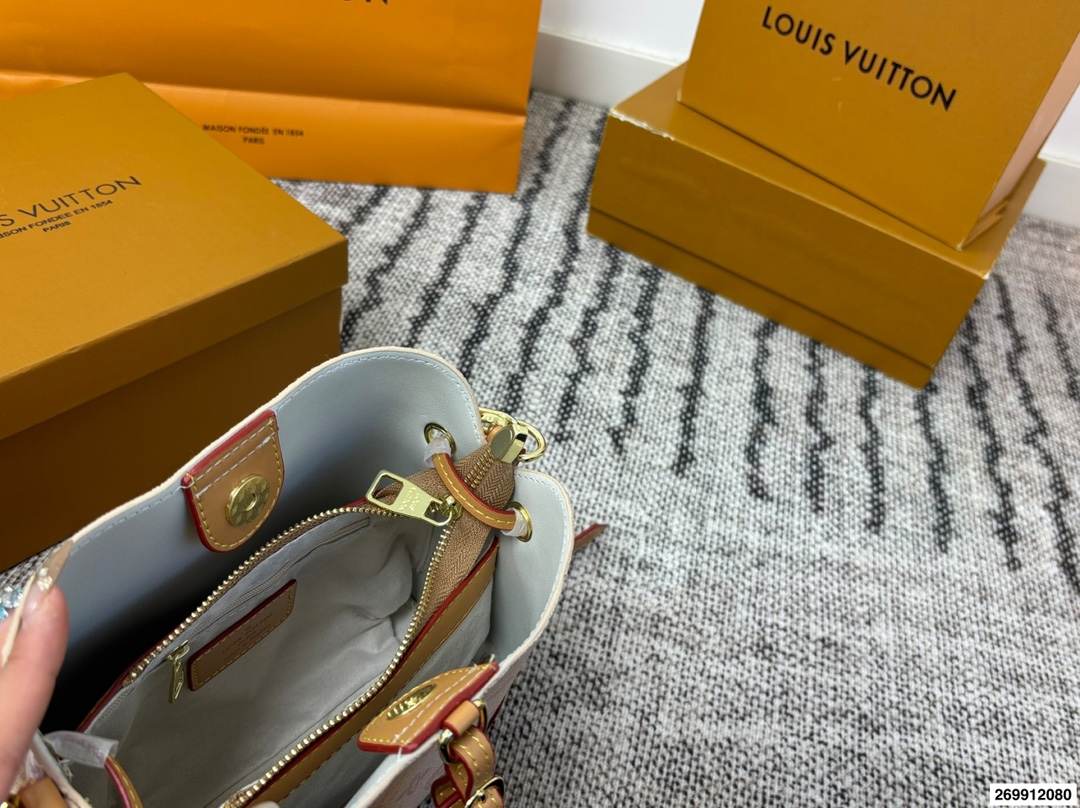 Louis Vuitton p105 logo 21 20 Clutch