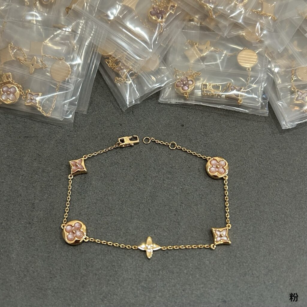 Louis Vuitton Idylle Blossom Metal Pink Ring editorial product context 1