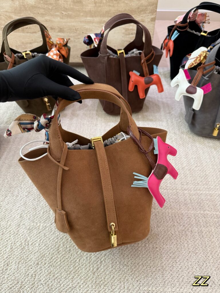 Hermes 19 Bag editorial product context 1