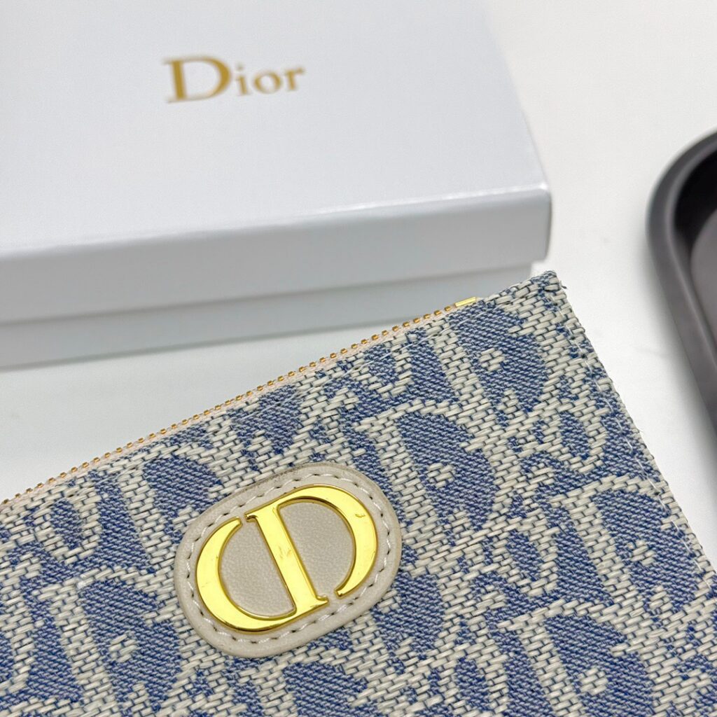 Dior D29 11 Pvc White Leather Wallet 5 x 9 x 2 cm editorial product context 3