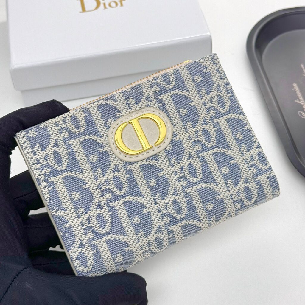 Dior D29 11 Pvc White Leather Wallet 5 x 9 x 2 cm editorial product context 1