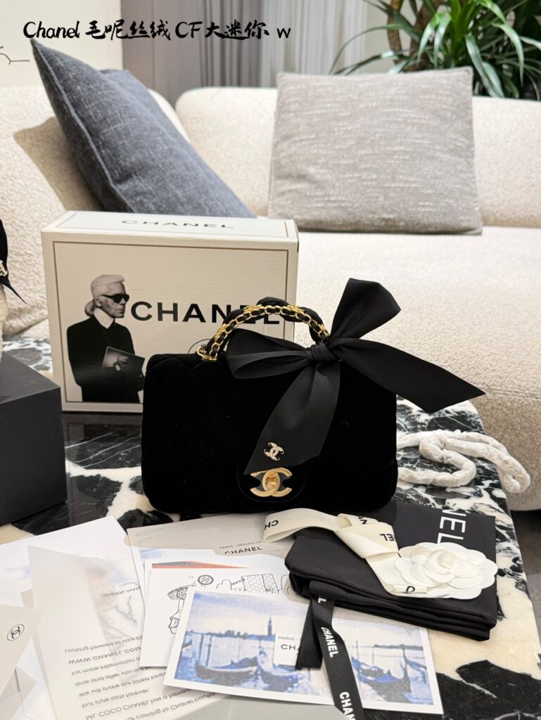 Chanel Top I Phone Pro Ma Black Leather Crossbody Bag editorial product context 2
